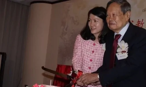 杨振宁老婆翁帆多少岁 翁帆和扬振宁结婚年龄的故事-第2张图片-百花生活百科知识分享 杨振宁老婆翁帆多少岁 翁帆和扬振宁结婚年龄的故事-第2张图片-百花生活百科知识分享