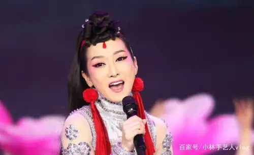 萨顶顶假唱话筒拿反 萨顶顶老公是谁-第4张图片-百花生活百科知识分享 萨顶顶假唱话筒拿反 萨顶顶老公是谁-第4张图片-百花生活百科知识分享