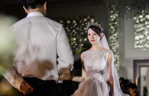 婚礼跟拍多少钱?婚礼五金一般多少钱?-第1张图片-百花生活百科知识分享 婚礼跟拍多少钱?婚礼五金一般多少钱?-第1张图片-百花生活百科知识分享
