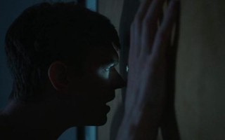 半夜鬼敲门竟被邻居毒打