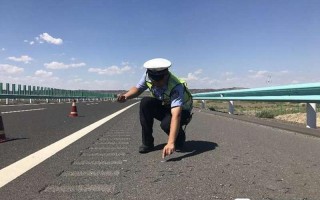 10560颗钉子洒在高速路上