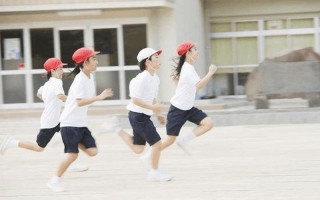 宝宝自己坐下来运动一下