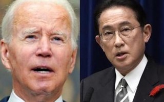 岸田文雄与拜登碰肘