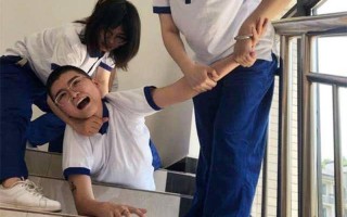 班里的男生都要玩我