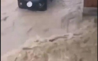 北京巨型雨幕从天而降