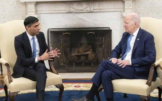 白宫官员打断英国首相发言