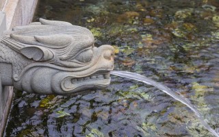 北京大雨故宫再现九龙吐水