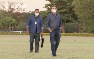 巴西总统被鸵鸟咬伤