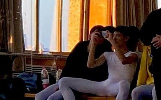 芭蕾舞跳舞前女生给男生解决